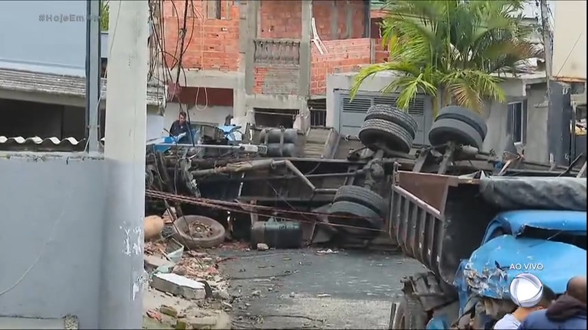 Vídeo: Caminhão desgovernado atinge casas na Grande São Paulo