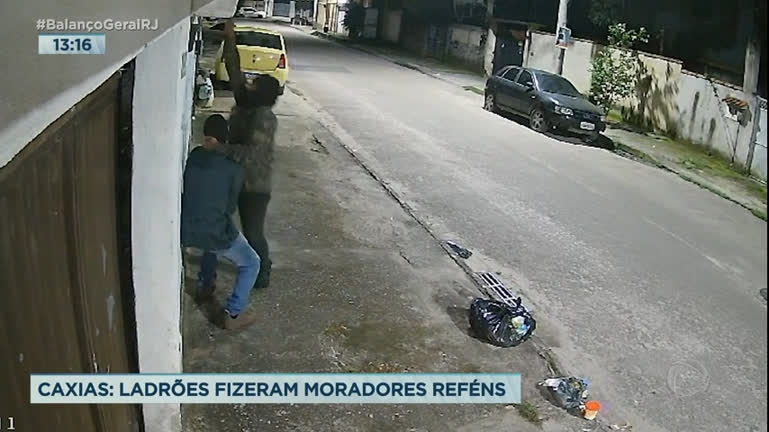 Vídeo: Ladrões invadem casa e fazem família refém na Baixada Fluminense