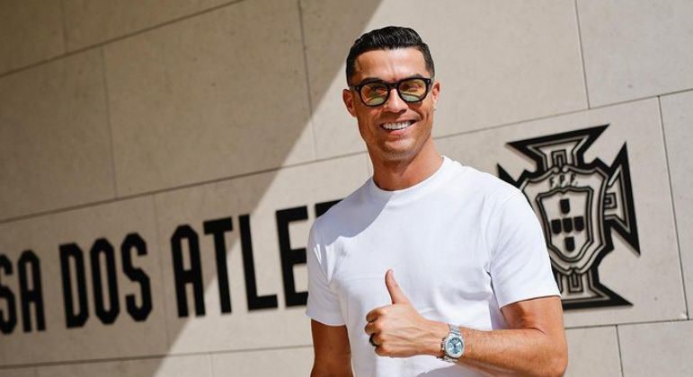 Cristiano Ronaldo oferece relógio de 115 mil euros a lutador camaronês:  «Obrigado, irmão!» - Vídeos - Jornal Record