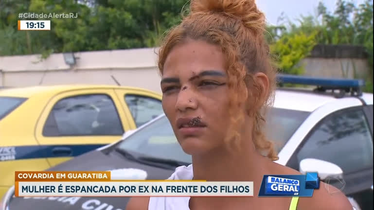 Vídeo: Mulher é espancada pelo ex-companheiro na frente dos filhos em Guaratiba
