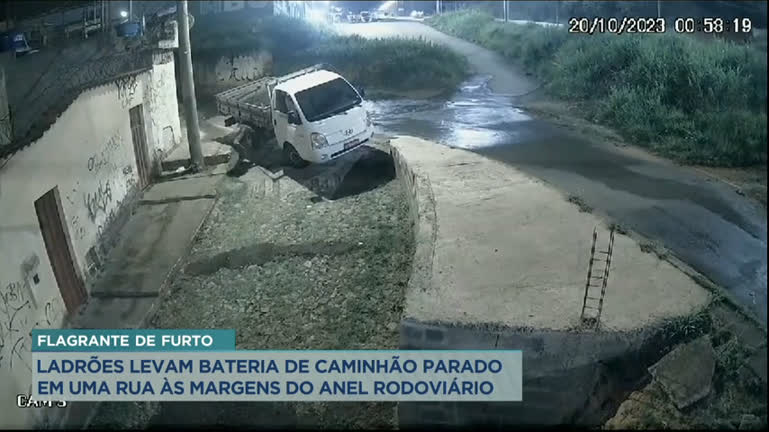 Vídeo: Homens levam bateria de caminhão parado em rua às margens do Anel Rodoviário em BH