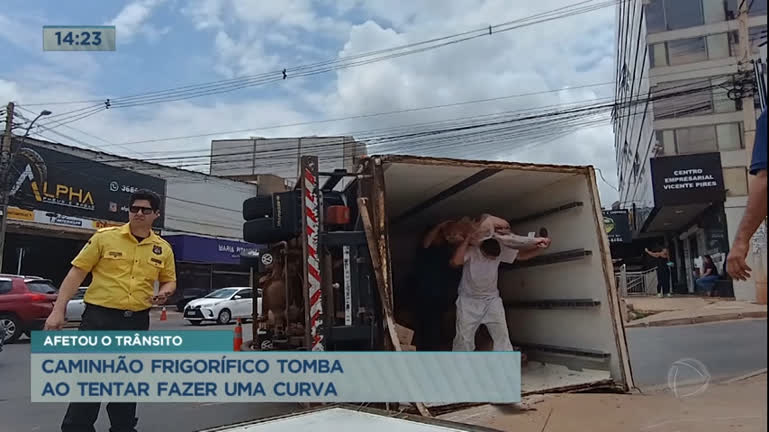 Vídeo: Caminhão frigorífico tomba ao tentar fazer curva em Vicente Pires (DF)