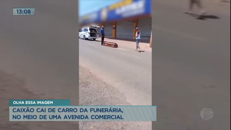 Vídeo: Caixão cai de carro da funerária em avenida no Entorno do DF