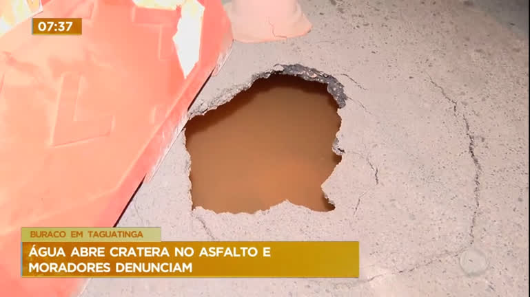 Vídeo: Cratera abre no asfalto em Taguatinga (DF) e moradores denunciam situação