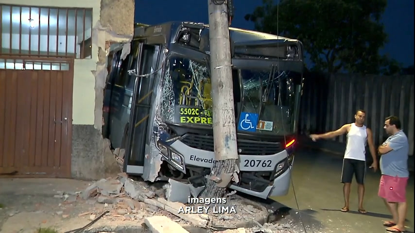 Vídeo: Ônibus bate em poste e atinge casa no bairro Goiânia em BH