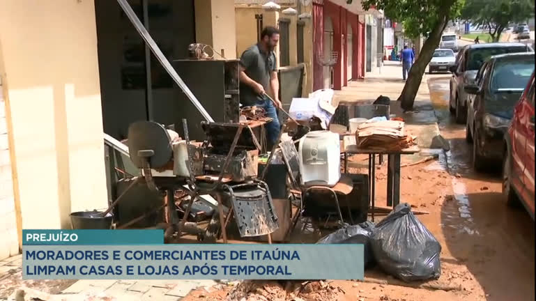 Vídeo: Moradores de Itaúna (MG) limpam estragos deixados por temporal