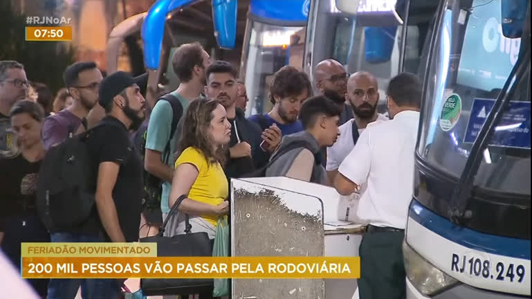 Vídeo: Rodoviária do Rio tem ônibus extras para atender movimentação de 200 mil passageiros no feriadão