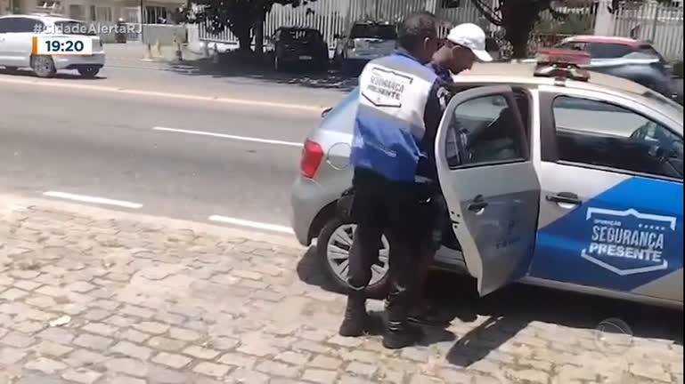 Vídeo: Falso flanelinha é preso após agredir casal na orla do Recreio
