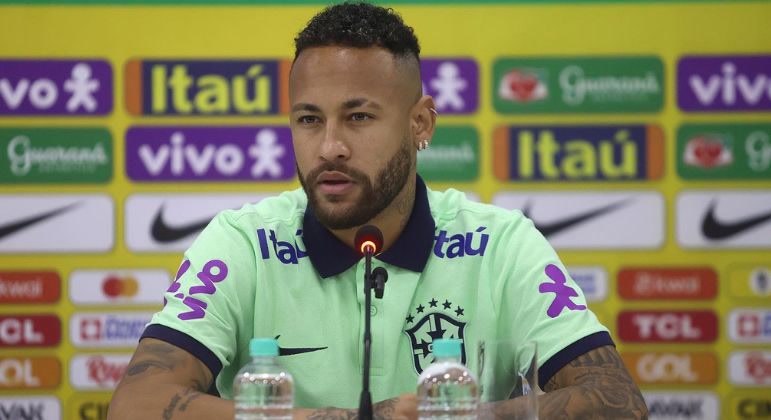 Vídeo: Neymar faz cirurgia no joelho para tratar lesão
