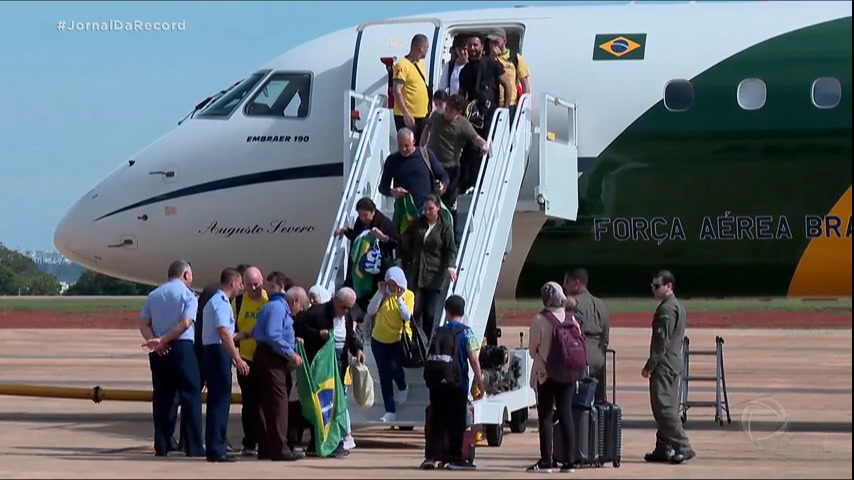 Vídeo: 32 pessoas resgatadas da Cisjordânia chegam ao Brasil nesta quinta (2)