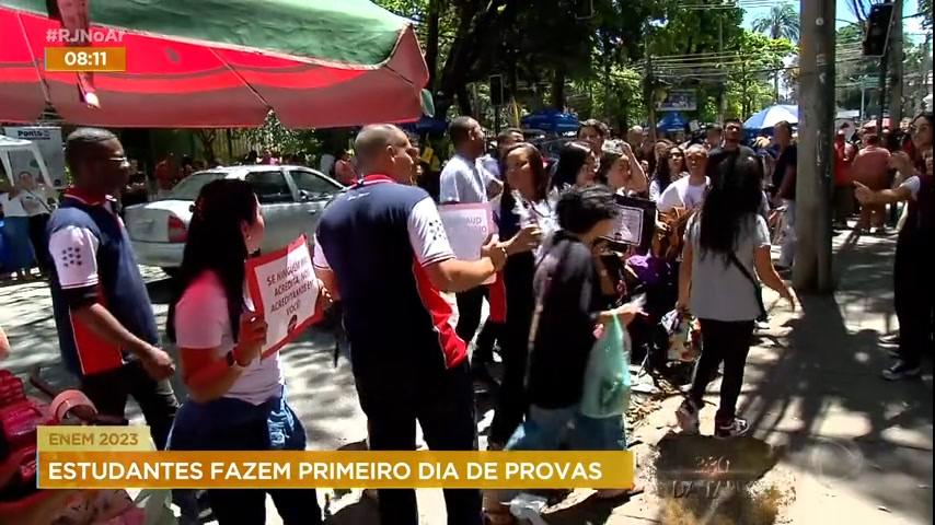 Vídeo: Primeiro dia do Enem: Voluntários incentivam estudantes momentos antes da prova no Rio de Janeiro
