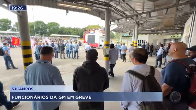 Vídeo: Funcionários da GM mantém sepultura