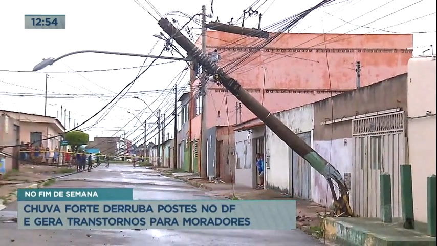 Vídeo: Chuva forte derruba postes no DF e gera transtornos para moradores