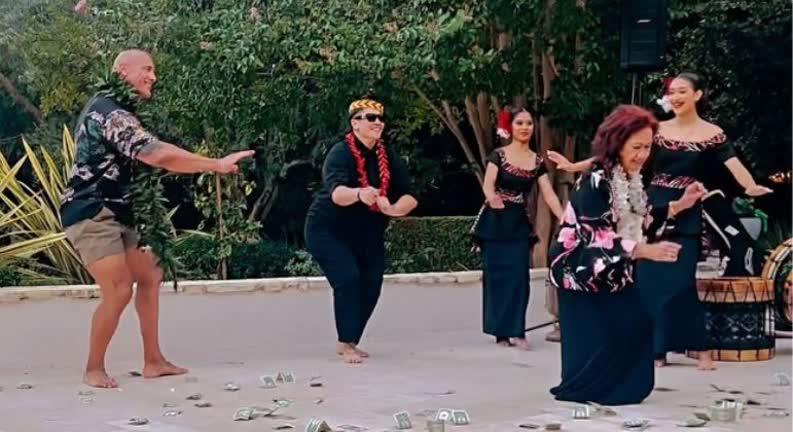 Vídeo: "The Rock" encanta fãs ao realizar dança havaiana com a mãe