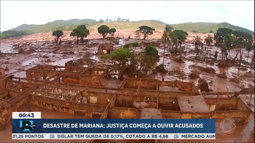 Casa desaba, e três pessoas morrem soterradas em Caratinga (MG