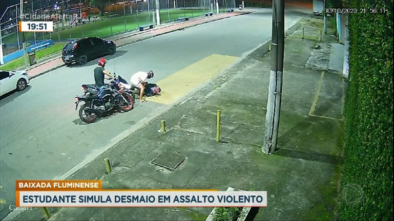 Vídeo: Homem simula desmaio por medo de ser baleado em assalto na Baixada Fluminense