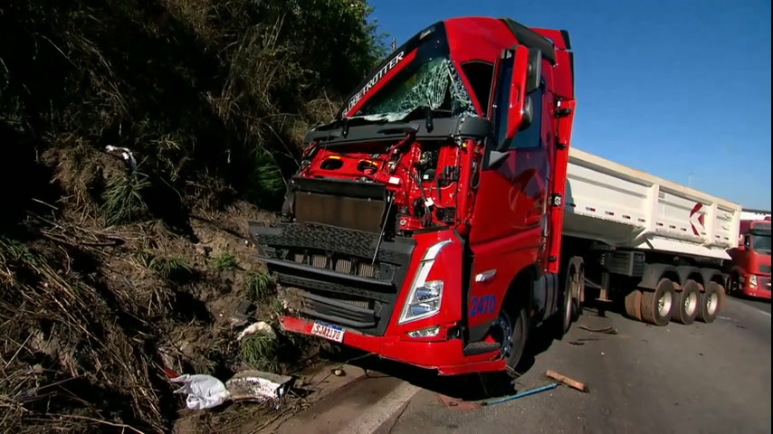 Vídeo: Carreta bate em caminhão-tanque e causa congestionamento na rodovia Fernão Dias em MG