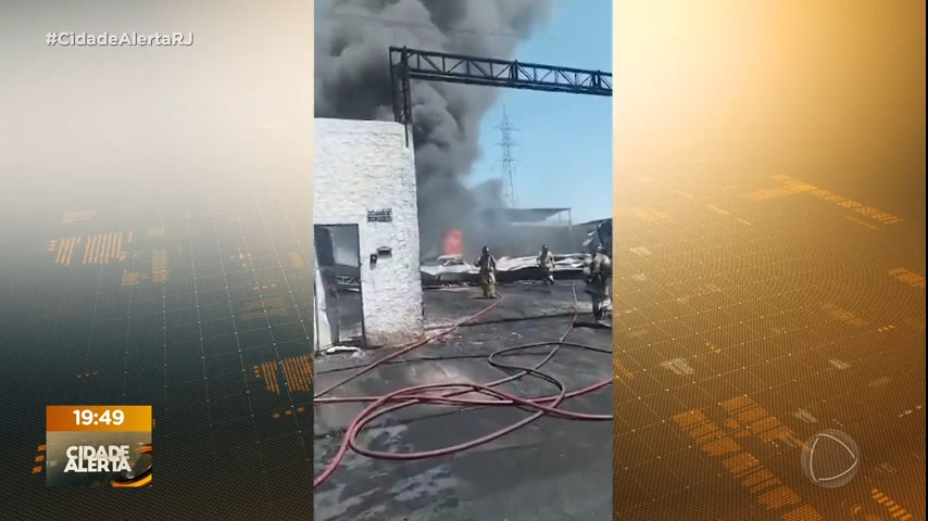 Vídeo: Incêndio em galpão assusta moradores de Duque de Caxias (RJ)