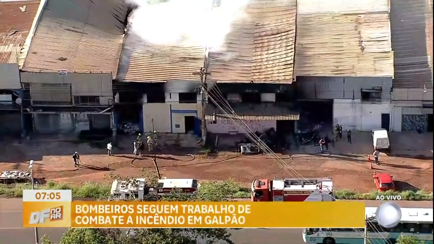 Vídeo: Vídeo: incêndio atinge dois galpões em Santa Maria (DF)