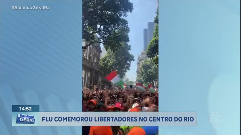 Vídeo: Torcedores do Fluminense comemoram título da Libertadores em desfile no centro do Rio