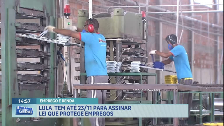 Vídeo: Lula tem até 23 de novembro para assinar lei que protege empregos