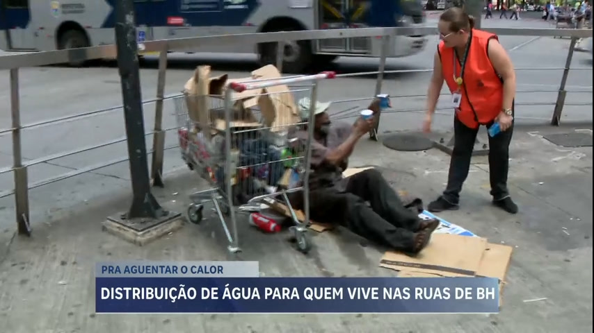 Vídeo: Prefeitura distribui água para pessoas em situação de rua em Belo Horizonte