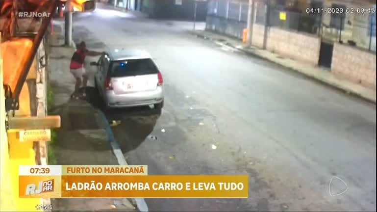 Vídeo: Criminoso arromba carro e furta instrumentos de músico no Rio