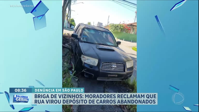 Vídeo: Moradores denunciam que rua virou depósito de carros abandonados em SP