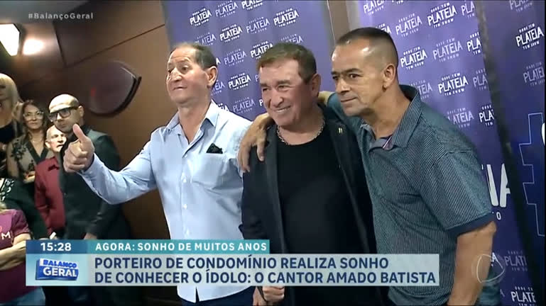 Vídeo: Porteiro realiza sonho de conhecer Amado Batista