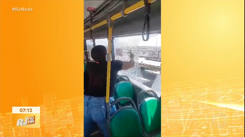 Vídeo: Mulher quebra janela de ônibus após filho passar mal de calor no Rio de Janeiro