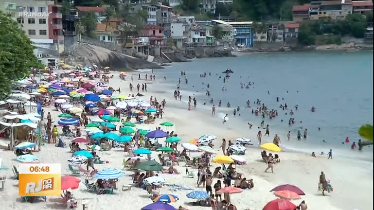 Vídeo: Cariocas aproveitam calor no Rio e lotam as praias