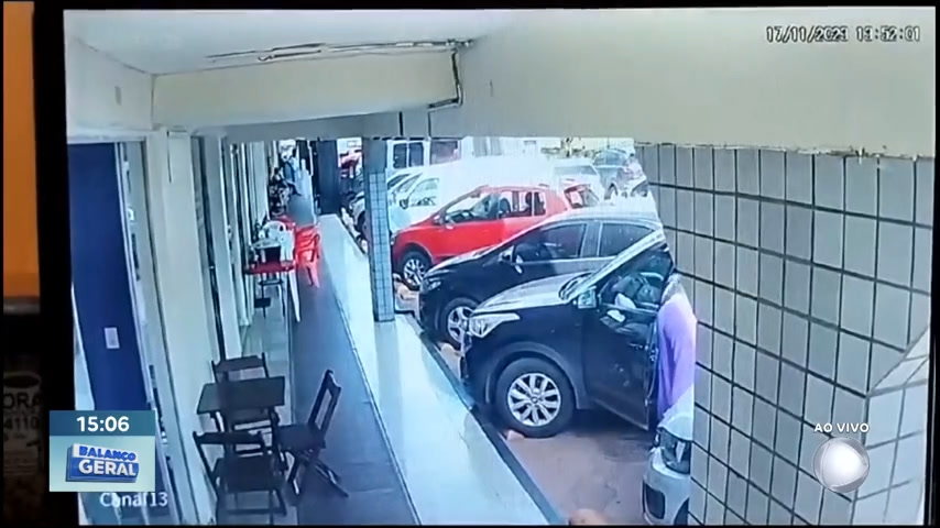 Vídeo: Vídeo: carro invade e quebra vidraça de petshop no Sudoeste (DF)