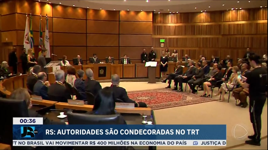 Vídeo: Em Porto Alegre, autoridades são condecoradas no TRT