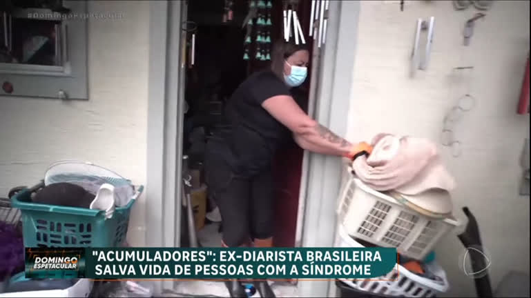 Vídeo: Nos EUA, ex-diarista brasileira arruma a casa de pessoas com a síndrome da acumulação