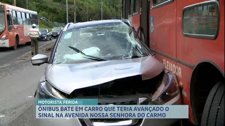 Vídeo: Ônibus bate em carro que teria avançado o sinal vermelho em BH