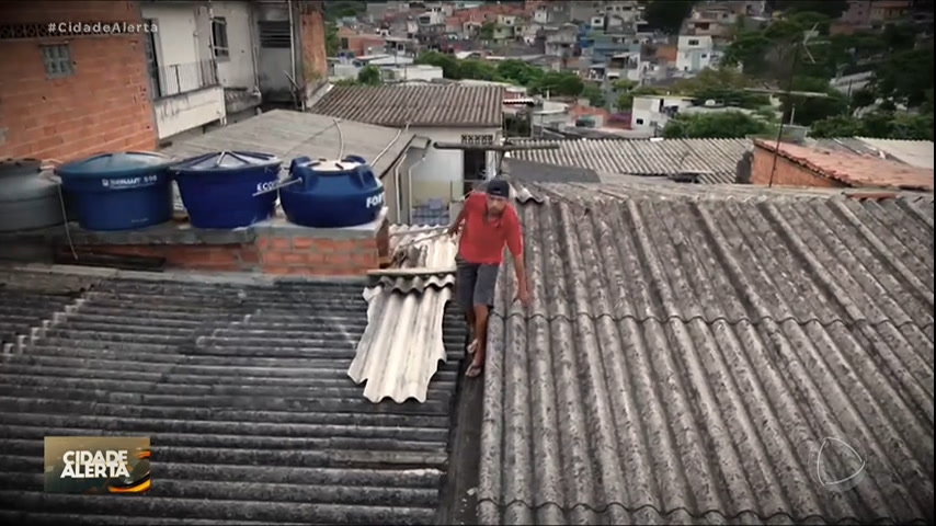 Vídeo: Homem tenta fugir pelo telhado de casa após agredir a esposa em SP