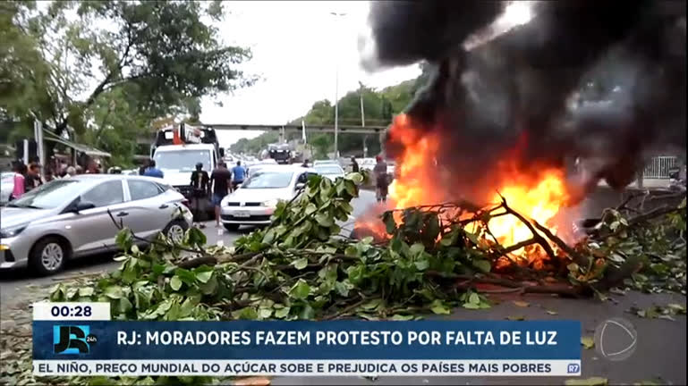 Vídeo: Moradores de Niterói (RJ) fazem protesto contra a falta de energia na região