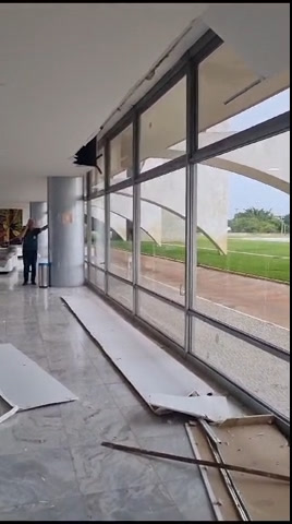 Vídeo: Vídeo: placa de gesso do teto do Palácio do Planalto cede e desaba