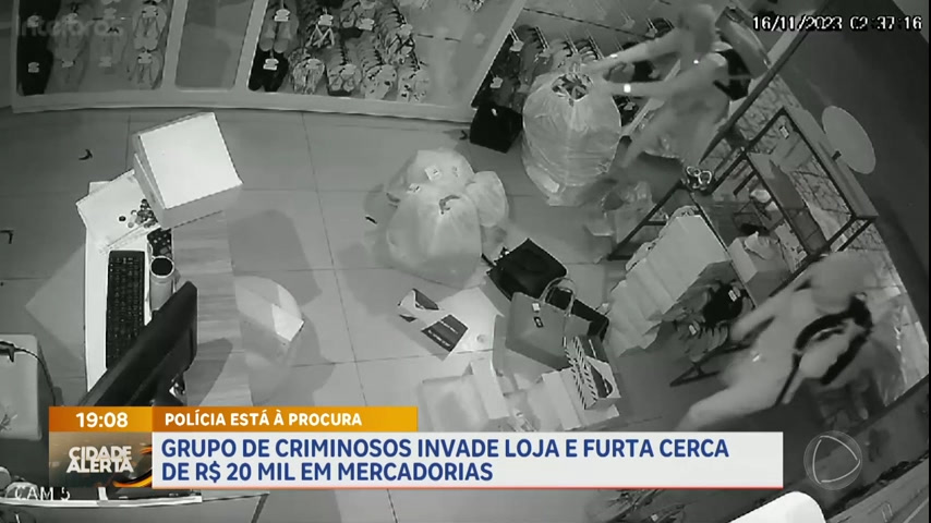 Vídeo: Grupo invade loja e furta cerca de R$ 20 mil em mercadorias
