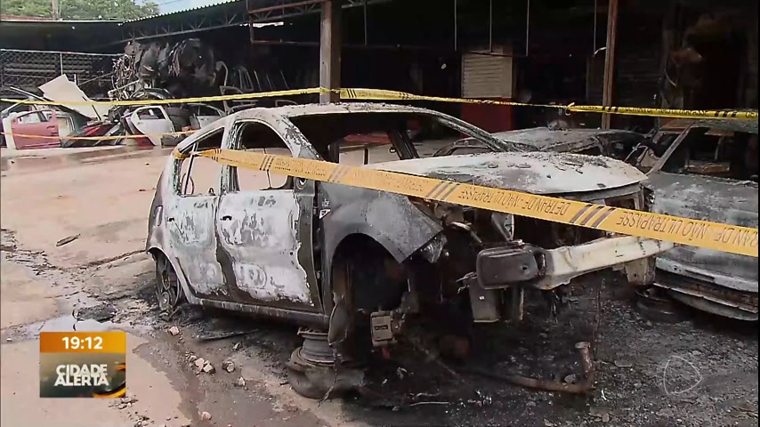 Vídeo: Incêndio atinge lojas e destrói mais de 30 carros em Taguatinga