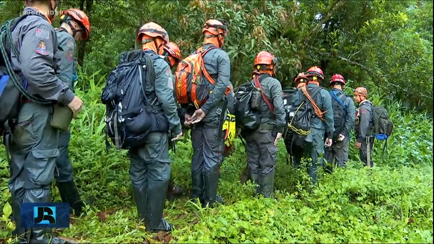 Vídeo: A Serra : Veja como é o treinamento dos bombeiros para salvar aventureiros que se perdem na região