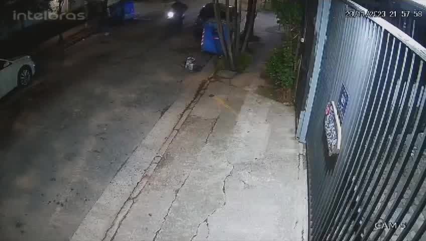 Vídeo: Câmera flagra momento que vizinho salva motoqueiro de assalto em bairro nobre de São Paulo