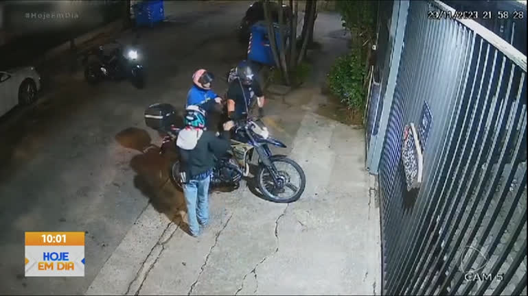 Vídeo: Policial reage e salva vizinho de assalto em SP