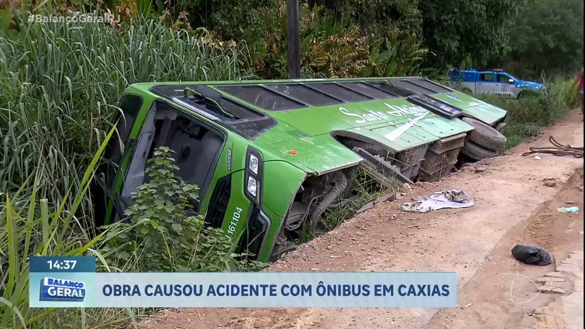 Vídeo: Ônibus tomba e cai em vala na Baixada Fluminense