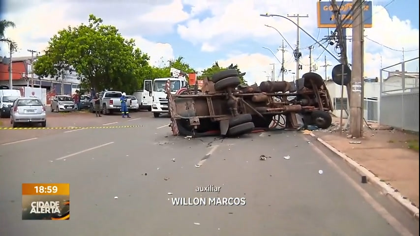 Vídeo: Caminhão tomba após se envolver em acidente com carro em cruzamento