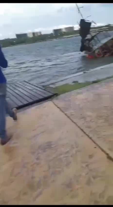 Vídeo: Barco pirata afunda no Lago Paranoá após fortes chuvas na tarde deste sábado no DF