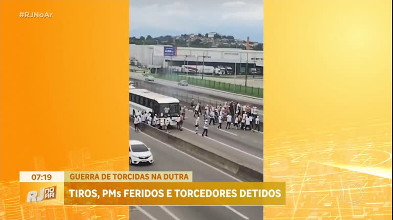 Vídeo: Briga entre torcedores do Santos e Botafogo interdita Via Dutra (RJ)