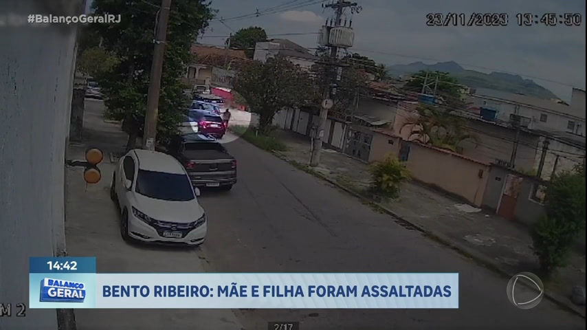 Vídeo: Criminosos assaltam mãe e filha em Bento Ribeiro, na zona norte do Rio