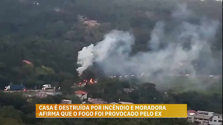 Vídeo: Casa é destruída por incêndio em Sabará (MG) e moradora afirma que o fogo foi provocado pelo ex