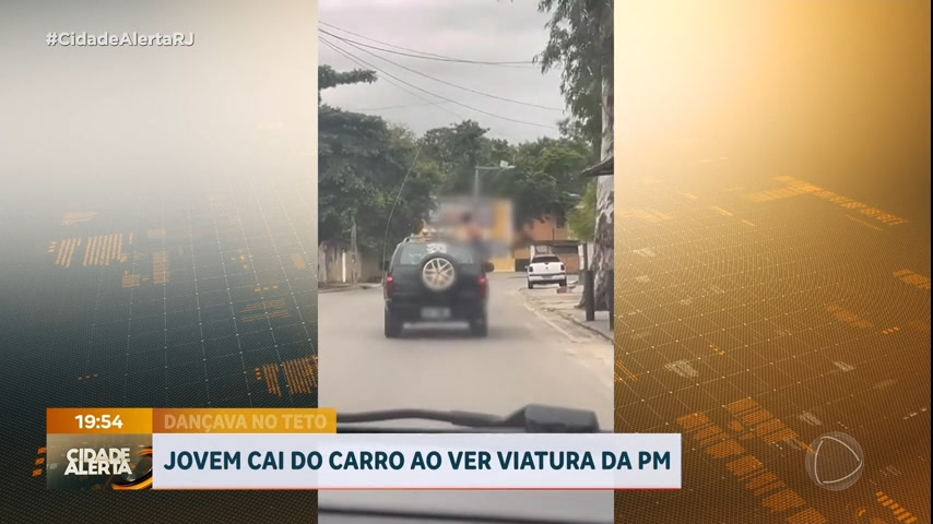 Vídeo: Mulher é filmada em cima de um carro em movimento no Rio